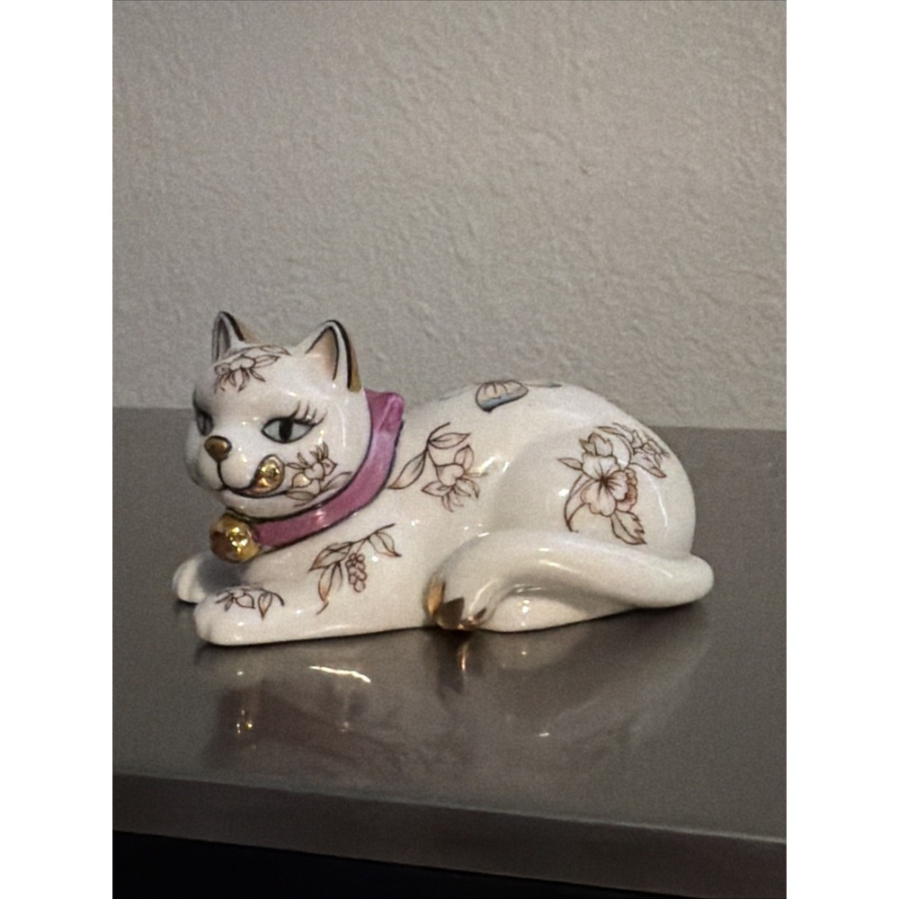 The Franklin Mint Curio Cabinet Satsuma Floral Butterfly Porcelain Cat Blue Eyes